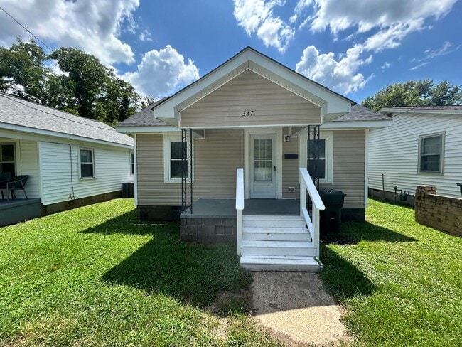 Building Photo - Quaint Two bedroom Home-Newly Renovated