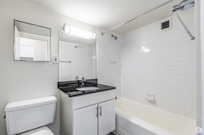 Studio, 1BA - 600SF