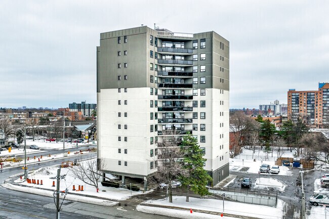 Photo - 3122 Hurontario St