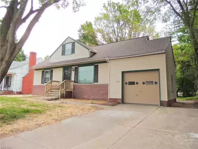 Building Photo - 4 bedroom, 3 bath single family home in So...