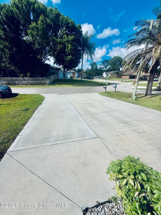 Photo - 614 Lynbrook St NW