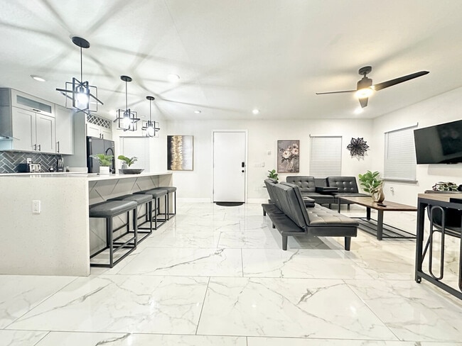 Building Photo - 1401 E Muriel St