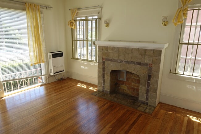 Building Photo - 2343 Dwight Way Unit 1