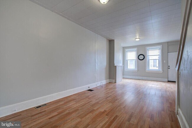 Photo - 2069 E Monmouth St