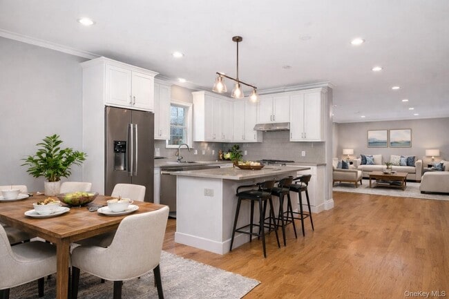 Photo - 113 Gainsborg Ave E