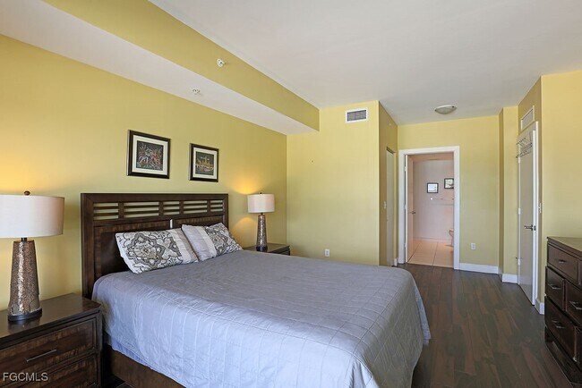 Building Photo - 3000 Oasis Grand Blvd Unit 505