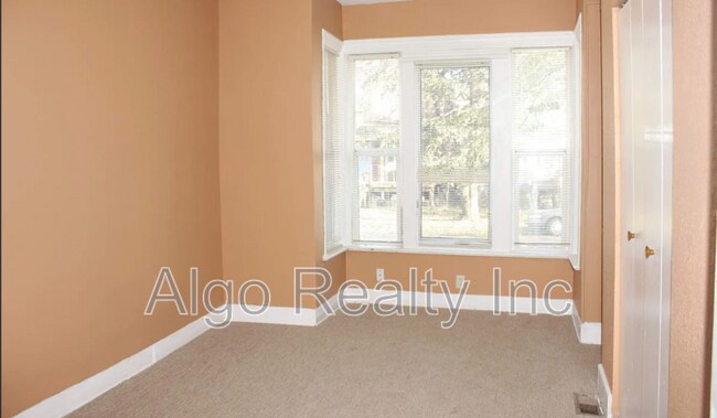 Photo - 861 Marion St