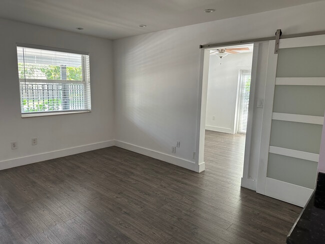 Photo - 1008 NE 11th St Unit Front  1008