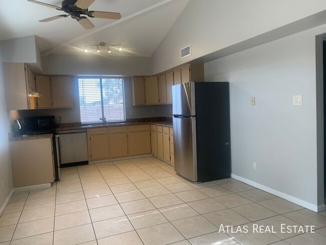 One Month Free!!! 2 Bedroom 1 Bath in Nort... - One Month Free!!! 2 Bedroom 1 Bath in Nort... Apartment Unit 101