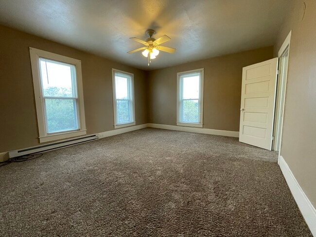 Living Room - 631 N Dewey St Unit 4