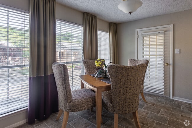 2BR,2BA,-904SF