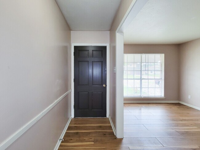 Photo - 2114 Yorktown Ct N