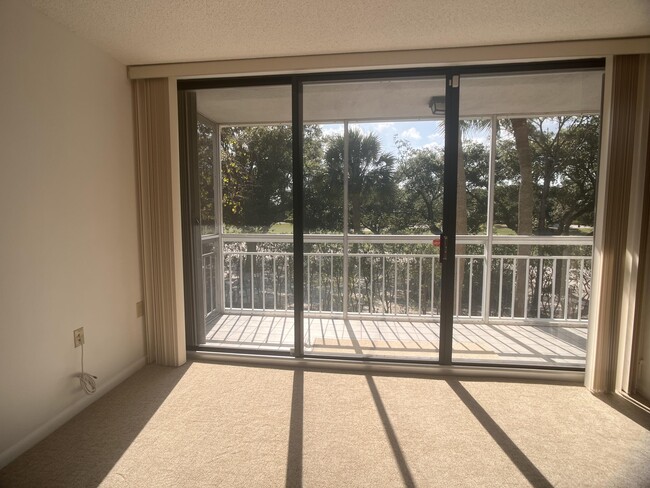 Photo - 2581 Village Blvd Unidad 205