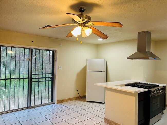 Photo - 7619 Vernwood St