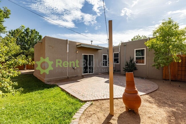 816 Loma Vista Dr NE