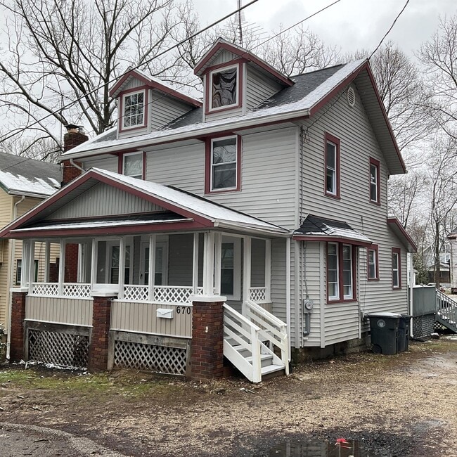 Building Photo - 670 Arbutus Ct