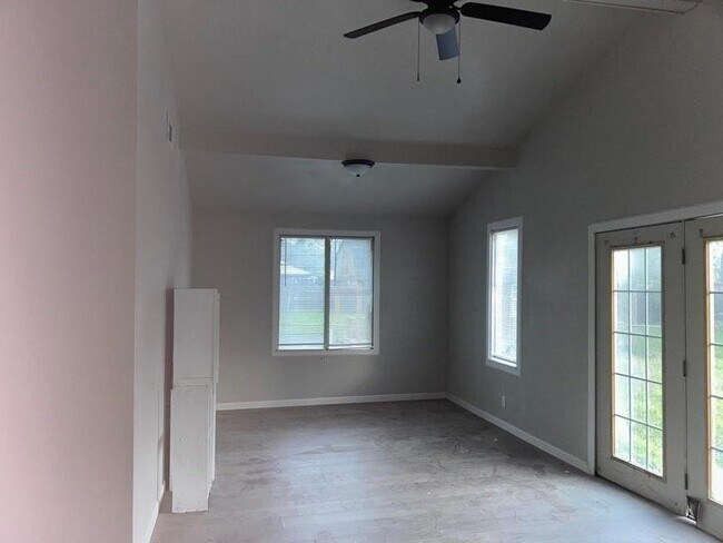 Photo - 3155 Roberts Ave