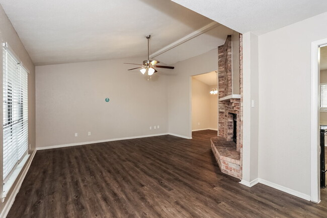 Photo - 456 Matterhorn St