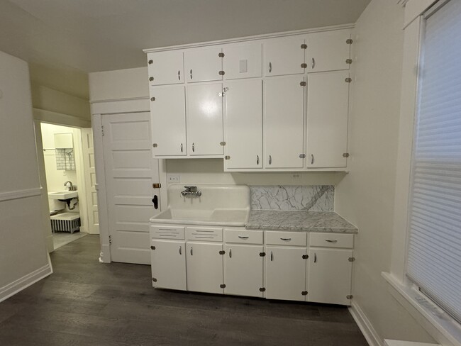 Building Photo - 3235 N Bremen St Unit 3235 Rental