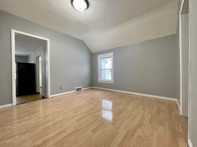 Photo - 98 Manitoba Ave W Unit #2