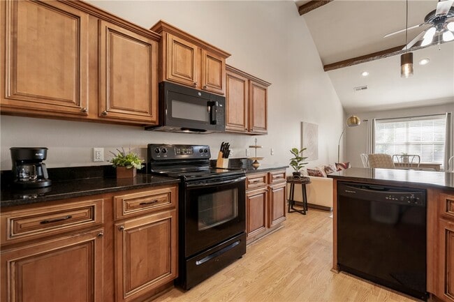 Photo - 205 NE J St