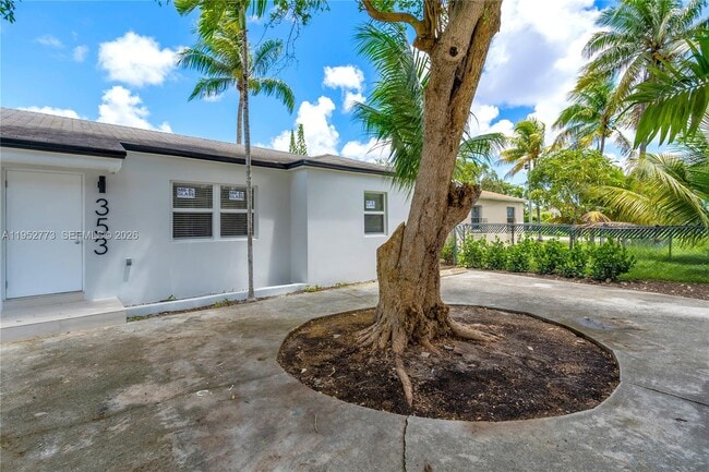 Building Photo - 351 NE 82nd St Unit 1