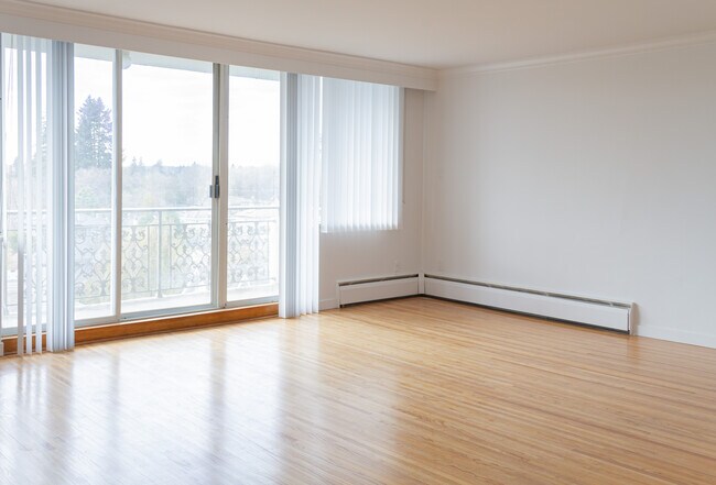 Photo - Fontainbleau Apartments