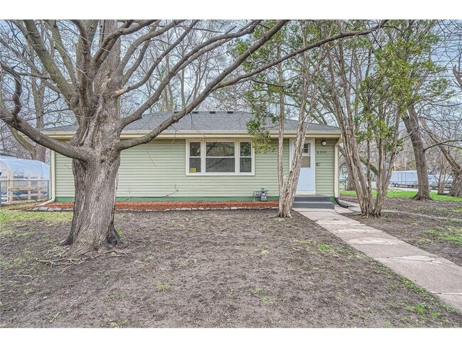 Photo - 6300 Quebec Ave N