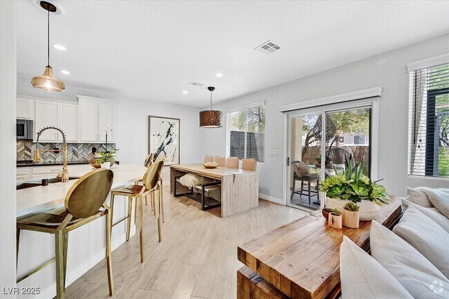 Building Photo - 271 Spectacular St Rental