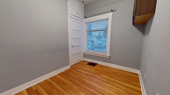 Photo - Excellent Location, Large Four Bedroom Bre... Casa