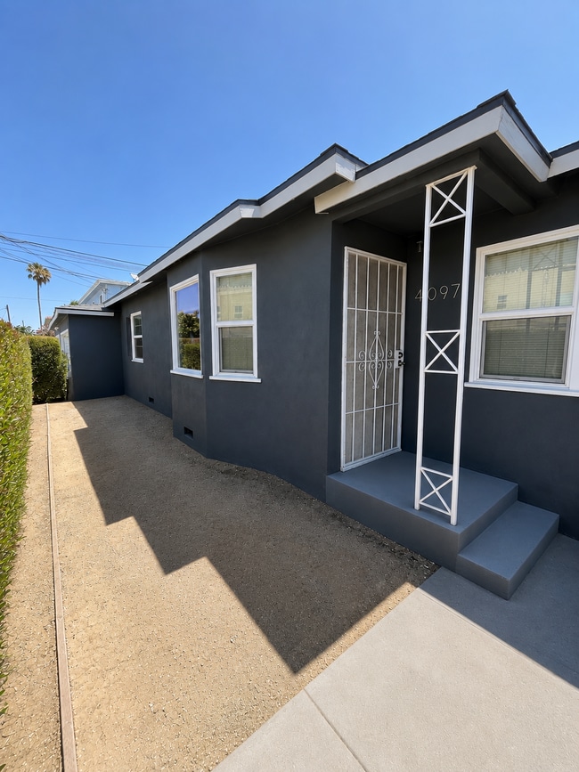 Entrada cerrada con jardín delantero privado. - 4091 Rosecrans Ave
