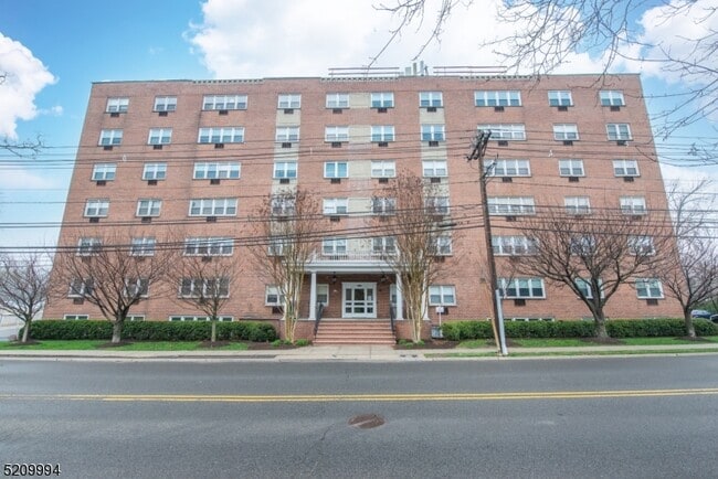 Building Photo - 465 Valley St Unit 3M