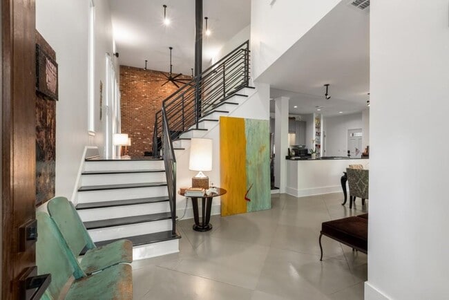 Photo - 827 Monroe Dr