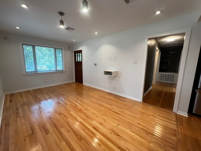 Renovated 3-bedroom/1-bath + Bonus Room in... - Renovated 3-bedroom/1-bath + Bonus Room in... House