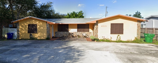 Building Photo - 2012 SW 99th Ter Unit 2012