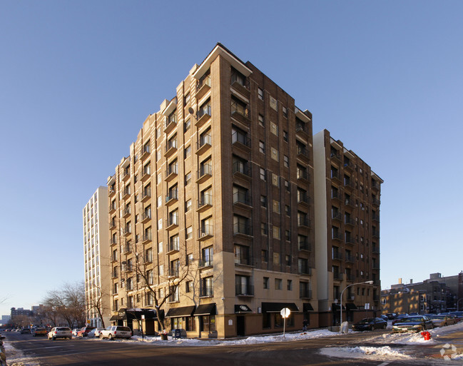 Building Photo - The Legacy HB at Clarendon Park Rental