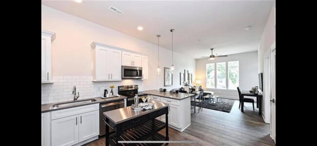 Building Photo - 935 McAlway Rd Unit 201