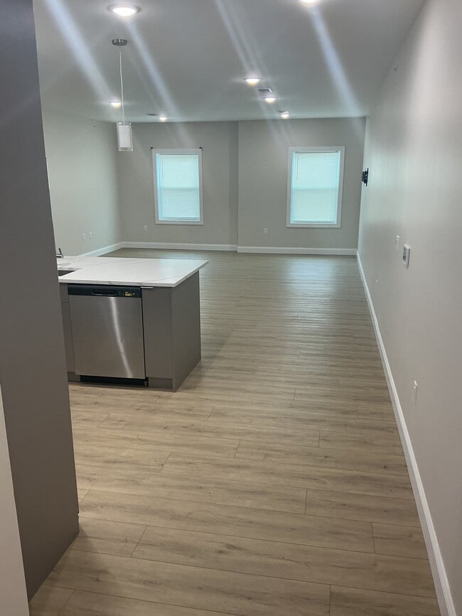 Building Photo - 26 Elm St