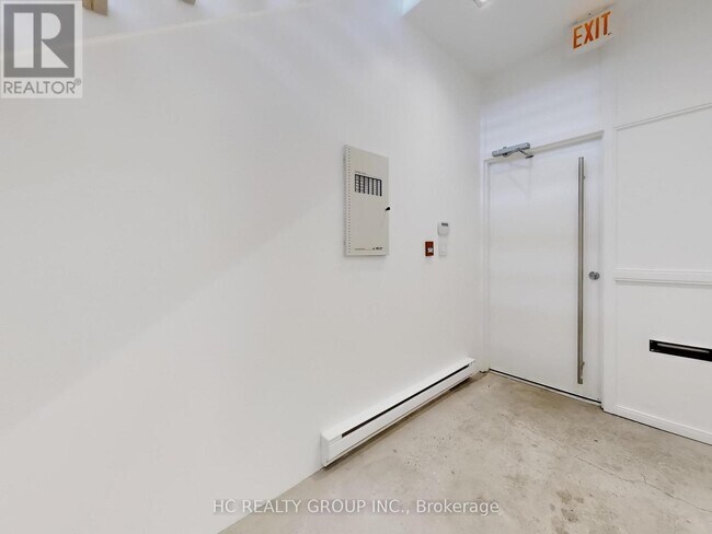 Photo - 899 Dundas St W