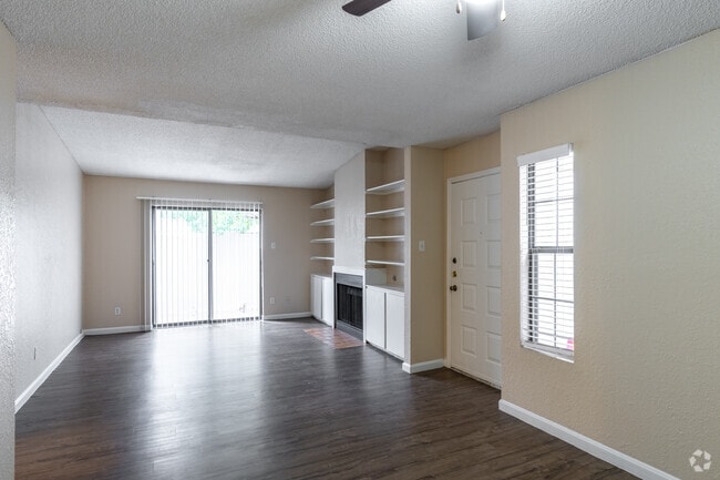 3BR, 2BA - 1325SF - Sala de estar/comedor