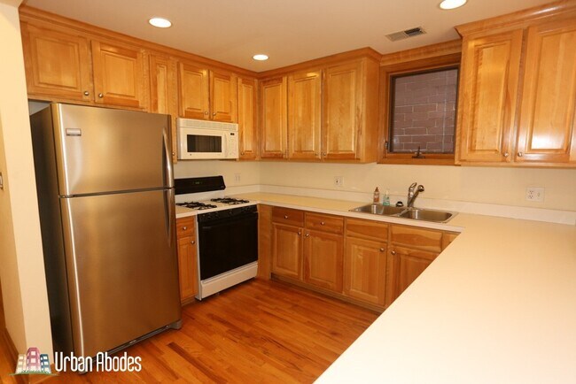 Photo - 824 W Buckingham Pl Unit M04R