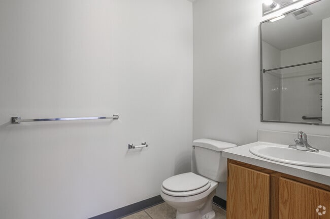 2BR, 1BA - 780SF - Bathroom
