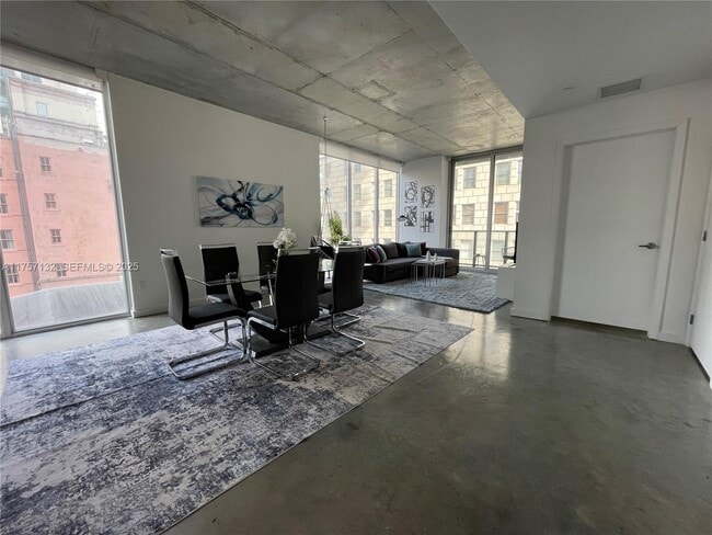 Photo - 151 SE 1st St Unidad 802