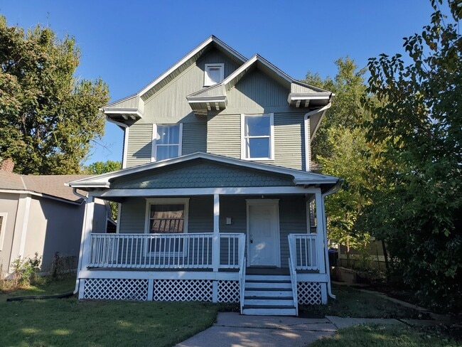 Building Photo - Large, beautifully updated well insulated ...