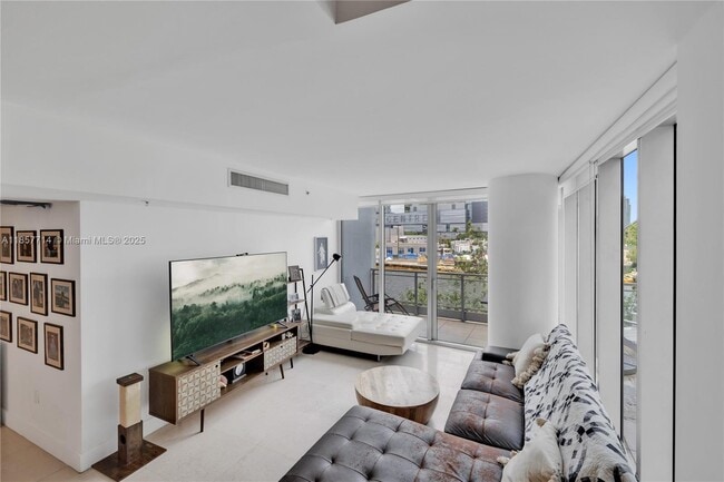 Photo - 92 SW 3rd St Unidad 301