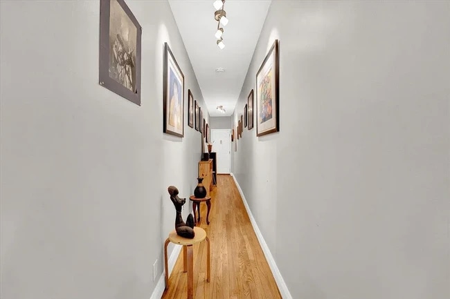 Pasillo interior del codo - 3315 Pleasant Ave Unidad Furnished Condo