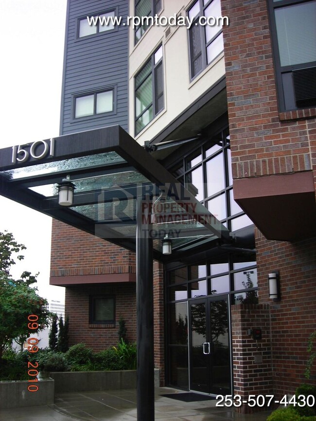 Building Photo - Incredible 5th Floor 2 Bedroom Condo with AMAZING Views!