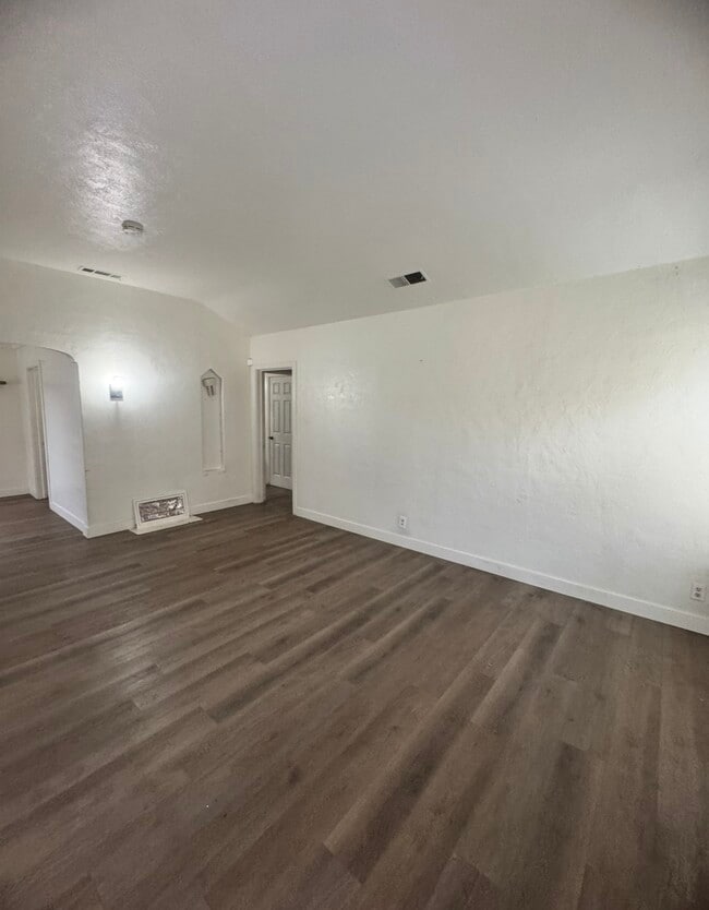 Photo - 1361 N Safford Ave