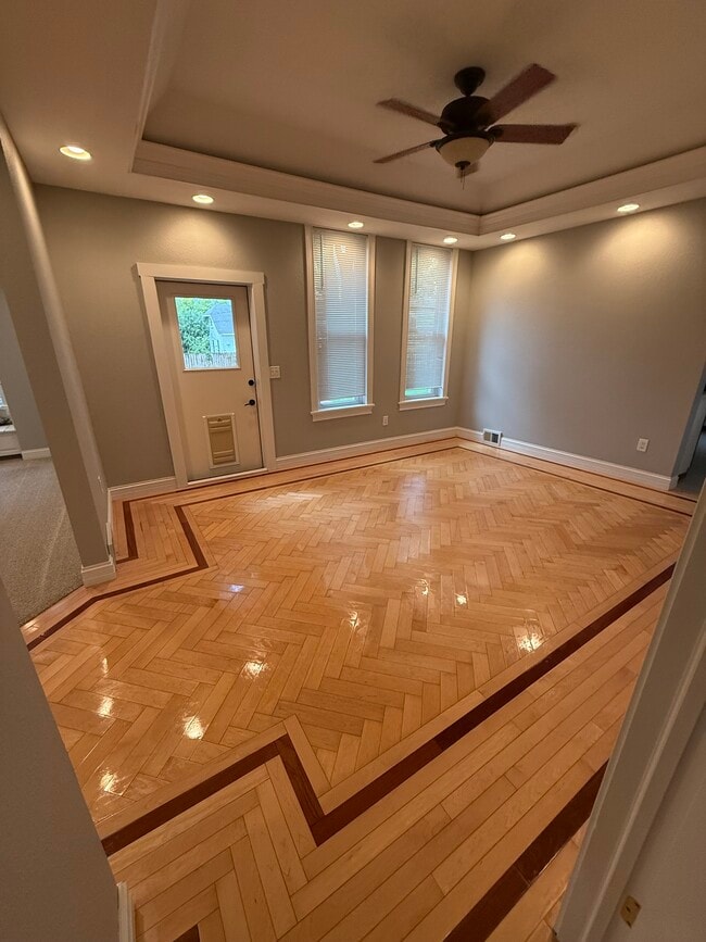 Photo - 115 E Marion St