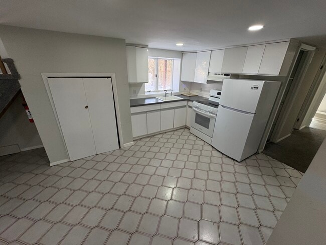 Building Photo - 10 Flowerfield Rd Unit 1